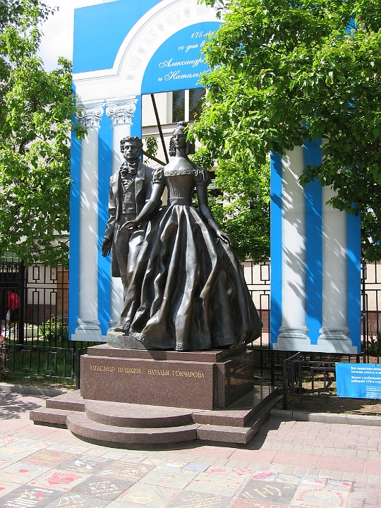 067 Alexander Pushkin and Natalya Goncharova statue.jpg